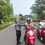 Hangatnya Ramadan: Polisi Lombok Barat Bagikan Takjil ke Warga