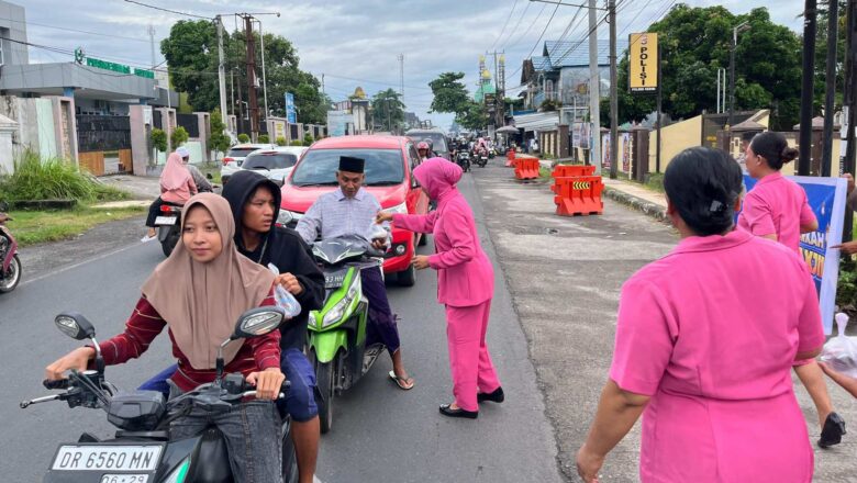 Ramadhan Berkah: Polsek Kediri Turun Tangan, Warga Dapat Ini