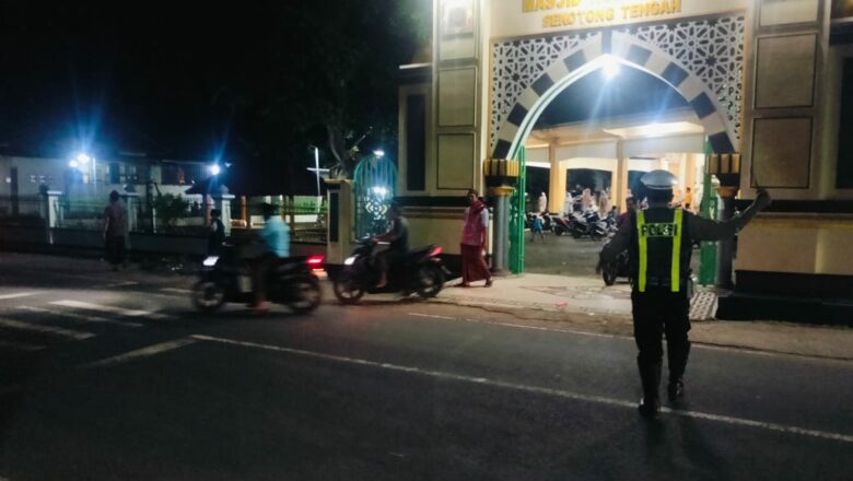 Ramadhan Aman! Polisi Kawal Sholat Tarawih di Sekotong