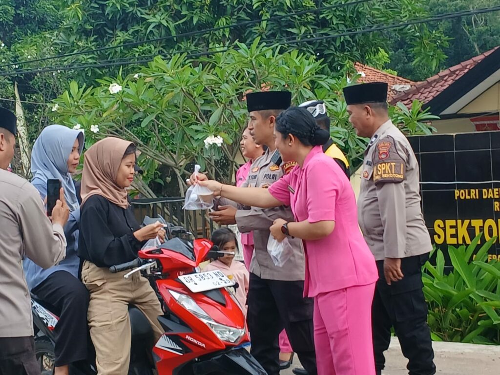 Indahnya Berbagi! Polsek Sekotong Tebar Takjil dan Pesan Kamtibmas