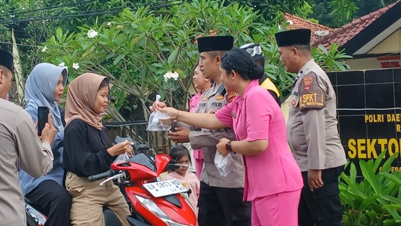 Ramadhan Berkah: Polsek Sekotong Bagikan Takjil untuk Masyarakat