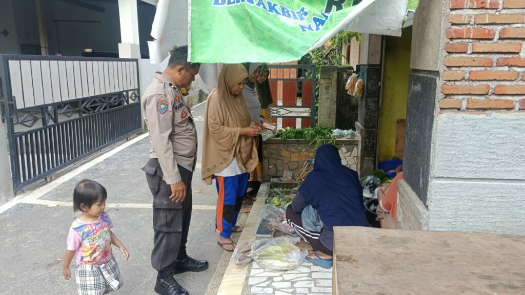 Bhabinkamtibmas Desa Beleka Dorong Warga Manfaatkan Pekarangan untuk Ketahanan Pangan