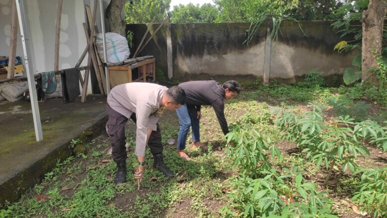 Polisi dan Petani Bersinergi: Bhabinkamtibmas di Labuapi Turun ke Sawah