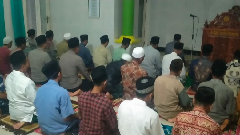 Sinergi Polri-Masyarakat: Kapolsek Kediri Tarawih Bersama Warga