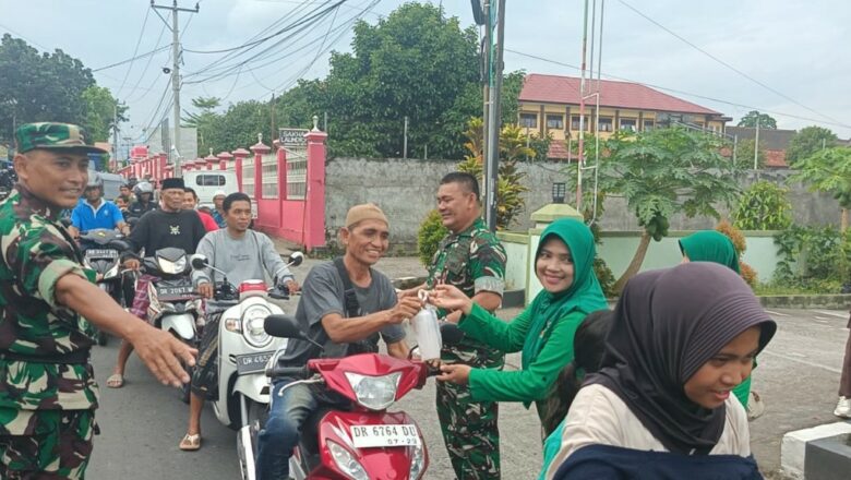 Sinergi TNI, Persit, dan Pramuka di Aksi Berbagi Takjil