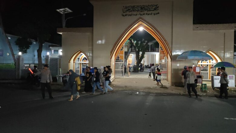 Polisi Kawal Sholat Tarawih di Kediri, Ramadhan Jadi Lebih Nyaman