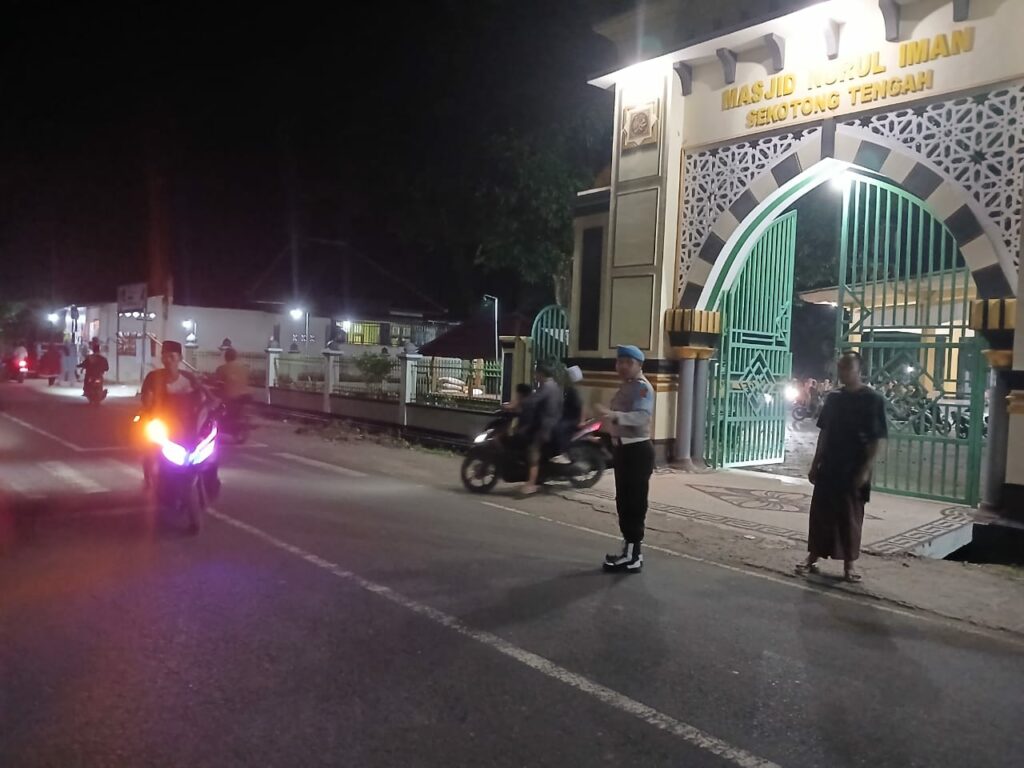 Jamin Kenyamanan Jamaah, Polsek Sekotong Kawal Tarawih Hingga Usai