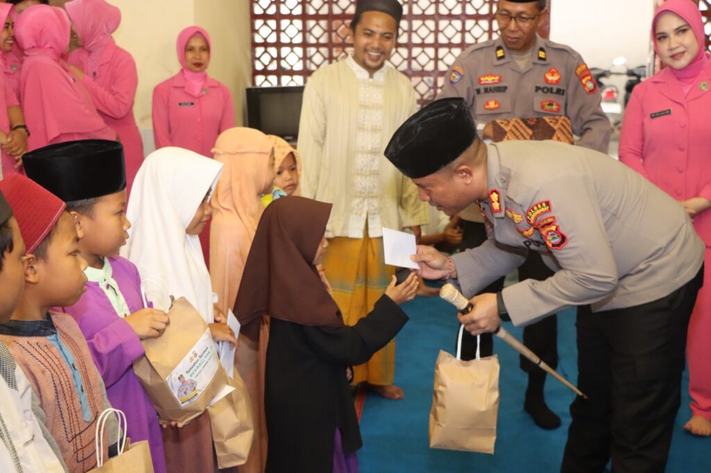 Kapolres Lobar Berbagi Kasih, Anak Yatim Panti Asuhan Terharu