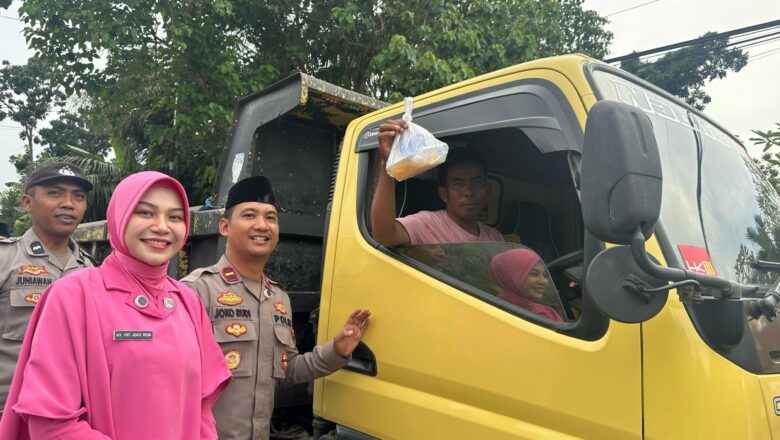 Ramadan Berkah: Polsek Lembar Eratkan Silaturahmi Lewat Takjil dan Santunan