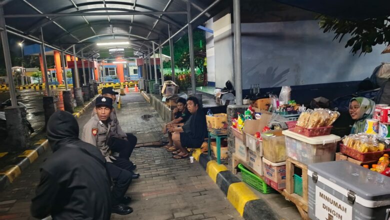 Polisi Siaga Amankan Aktivitas Sahur Masyarakat di Pelabuhan Lembar, Cegah Kriminalitas dan Premanisme