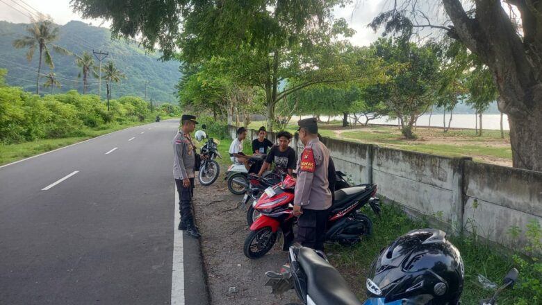 Jelang Berbuka, Polsek Sekotong Amankan Jalan Raya Pantai Kemos