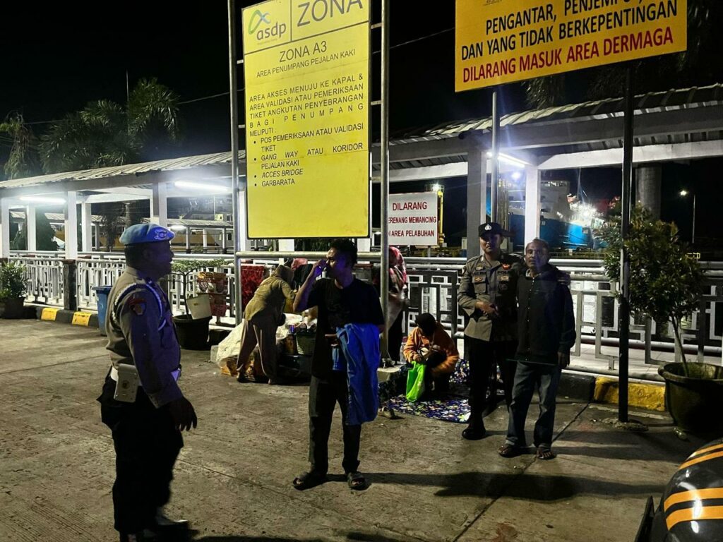 Polisi Patroli Sahur di Pelabuhan Lembar, Cegah Aksi Kriminal