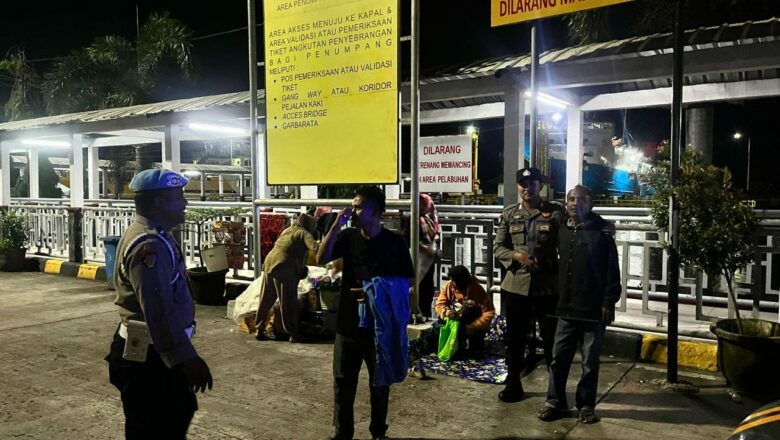Pengamanan Sahur di Pelabuhan Lembar: Polisi Pastikan Situasi Kondusif