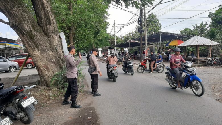 Antisipasi Kemacetan, Polsek Labuapi Atur Lalu Lintas Ngabuburit
