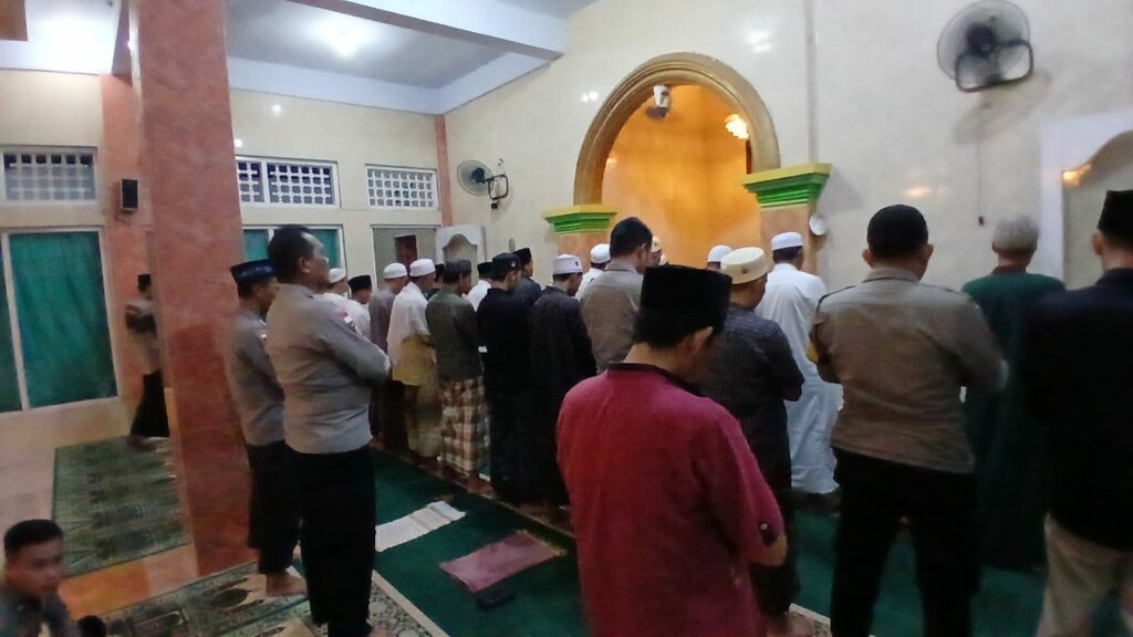 Personel Polsek Sekotong Gelar Tarawih & Tadarusan, Pererat Silaturahmi