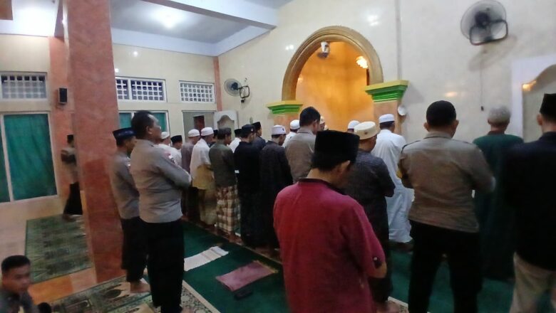 Personel Polsek Sekotong Ikuti Tarawih dan Tadarusan, Wujud Sinergi dengan Masyarakat