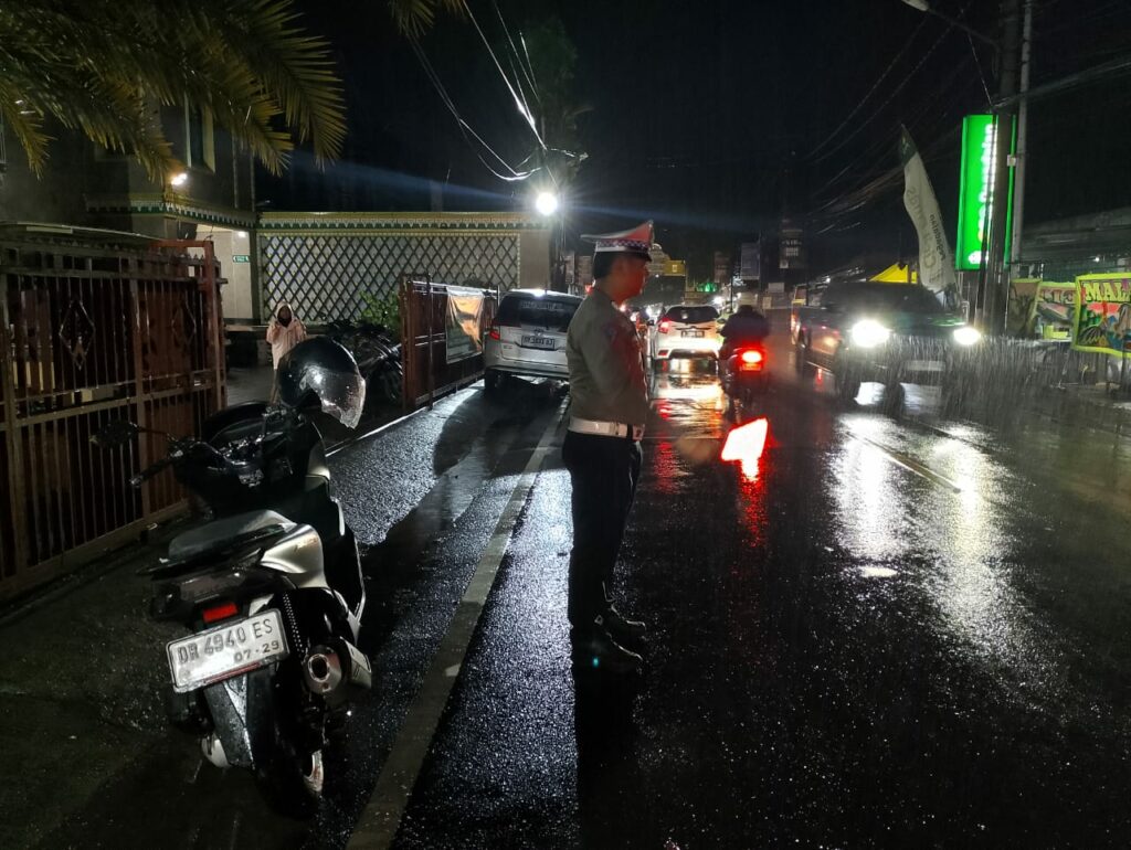 Polisi Siaga Saat Tarawih, Ramadan di Lombok Barat Makin Kondusif