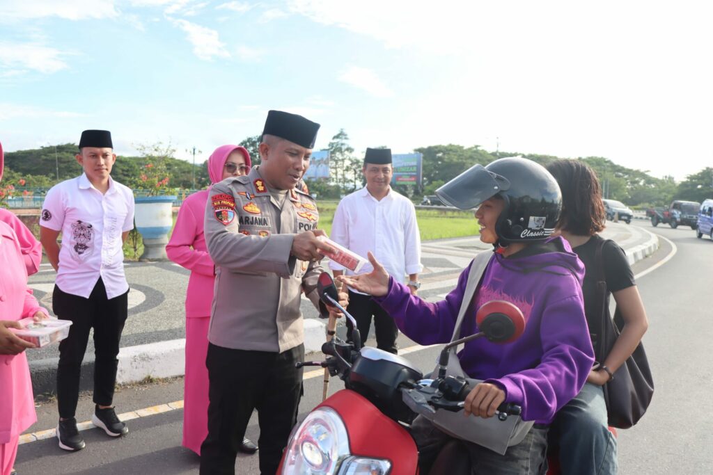 Bakti Polres Lombok Barat: Berbagi Ta’jil, Pererat Silaturahmi