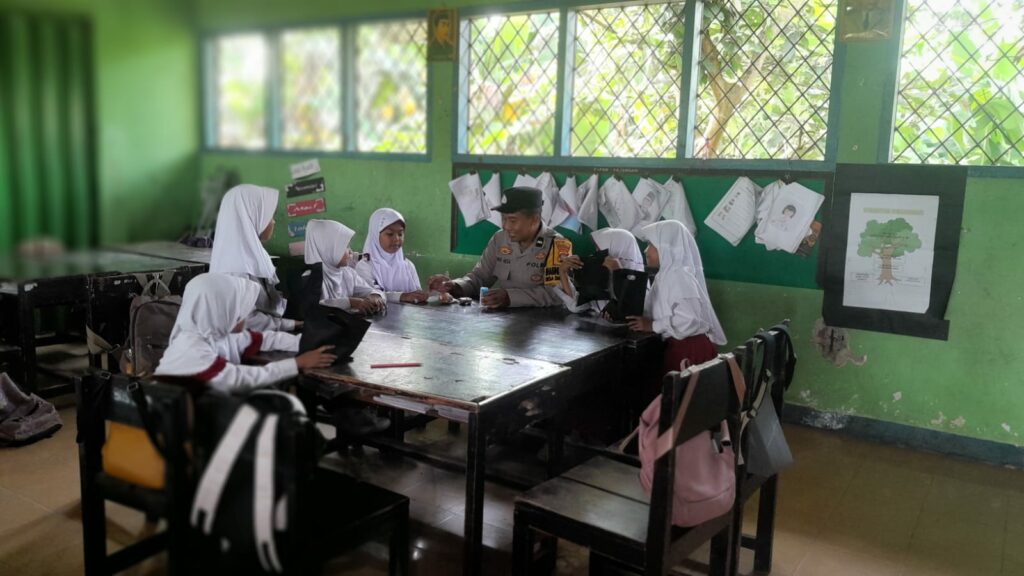 GERUNG, Lombok Barat – Kepolisian Sektor (Polsek) Gerung, di bawah naungan Polres Lombok Barat, Polda NTB, menunjukkan komitmennya dalam mendukung program pemerintah untuk meningkatkan gizi anak-anak. Bhabinkamtibmas Desa Dasan Tapen, AIPDA I Komang Nesa, terjun langsung melaksanakan pengamanan dan monitoring kegiatan pemberian paket Makan Bergizi Gratis (MBG) di Sekolah Dasar Negeri (SDN) 2 Dasan Tapen, Gerung, Lombok Barat. Kegiatan yang berlangsung pada Senin, 10 Maret 2025, mulai pukul 09.30 Wita hingga selesai, menyasar seluruh siswa SDN 2 Dasan Tapen. Pemberian paket MBG ini diinisiasi oleh Satuan Pelayanan Pemenuhan Gizi (SPPG) Wilayah Kecamatan Gerung. Kapolsek Gerung, Iptu I Gusti Agung Bayu Damana, menjelaskan bahwa kegiatan pengamanan dan monitoring ini merupakan bentuk dukungan Polri terhadap program-program pemerintah yang bertujuan untuk meningkatkan kesejahteraan masyarakat, terutama di bidang pendidikan dan kesehatan. Dukungan Penuh Polsek Gerung untuk Program Gizi Anak “Kami dari Polsek Gerung sangat mendukung kegiatan positif seperti ini. Pemberian makan bergizi gratis ini sangat penting untuk memastikan anak-anak kita mendapatkan asupan gizi yang cukup, sehingga mereka dapat tumbuh dan berkembang secara optimal,” ujar Iptu I Gusti Agung Bayu Damana. Beliau menambahkan, kehadiran Bhabinkamtibmas dalam kegiatan ini juga bertujuan untuk memastikan kegiatan berjalan lancar, aman, dan tepat sasaran. “Selain melakukan pengamanan, Bhabinkamtibmas juga melakukan monitoring untuk memastikan bahwa bantuan ini benar-benar sampai kepada yang berhak dan memberikan manfaat yang maksimal bagi siswa SDN 2 Dasan Tapen,” lanjutnya. Sinergi untuk Generasi Sehat dan Cerdas Kegiatan pemberian paket MBG ini dihadiri oleh berbagai pihak, menunjukkan sinergi yang baik antara kepolisian, pemerintah daerah, dan pihak sekolah. Selain AIPDA I Komang Nesa dari Bhabinkamtibmas Desa Dasan Tapen, hadir pula tim dari SPPG Wilayah Kecamatan Gerung, serta Kepala Sekolah Dasar Negeri 2 Dasan Tapen, Murdani, S.Pd., beserta para dewan guru. Kepala Sekolah SDN 2 Dasan Tapen, Murdani, S.Pd., menyampaikan apresiasi yang mendalam atas perhatian dan bantuan yang diberikan oleh SPPG Kecamatan Gerung dan Polsek Gerung. “Kami sangat berterima kasih atas bantuan paket makan bergizi gratis ini. Tentu ini sangat bermanfaat bagi siswa-siswi kami. Kami juga berterima kasih atas kehadiran Bapak Bhabinkamtibmas yang telah mengawal kegiatan ini,” ungkap Murdani. 192 Siswa SDN 2 Dasan Tapen Terima Paket MBG Sebanyak 192 siswa SDN 2 Dasan Tapen menerima paket makan bergizi gratis pada kegiatan ini. Paket MBG diharapkan dapat membantu memenuhi kebutuhan gizi siswa, meningkatkan konsentrasi belajar, dan pada akhirnya meningkatkan kualitas pendidikan di SDN 2 Dasan Tapen. Kegiatan pemberian paket MBG dan pengamanan oleh Bhabinkamtibmas ini merupakan contoh nyata kolaborasi positif antara berbagai pihak untuk mewujudkan generasi Indonesia yang sehat, cerdas, dan berprestasi. Polsek Gerung berkomitmen untuk terus mendukung program-program pemerintah dan hadir di tengah masyarakat untuk menciptakan situasi kamtibmas yang kondusif serta memberikan pelayanan yang terbaik.