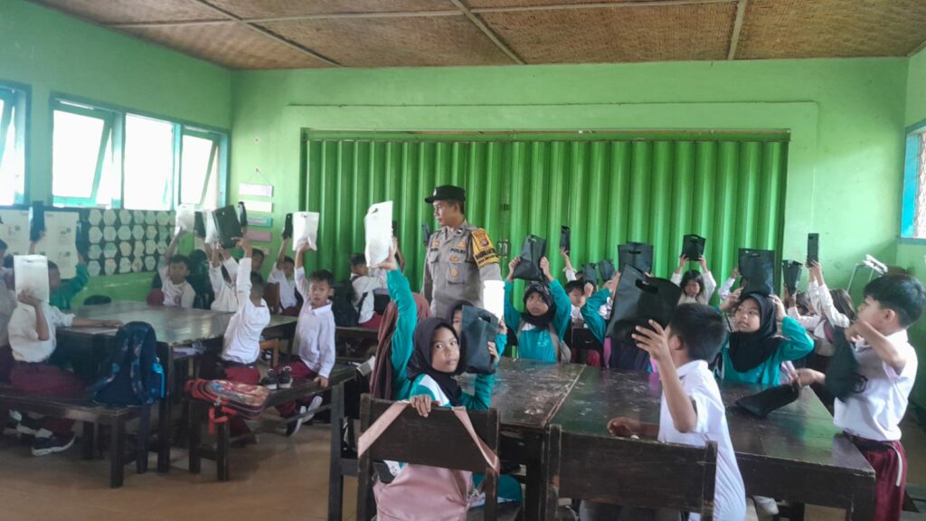 Demi Gizi Anak, Polsek Gerung Awasi Penyaluran Makan Bergizi di SDN 2 Dasan Tapen