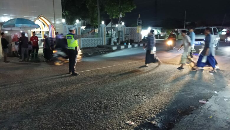 Aman dan Khusyuk! Polsek Kediri Jaga Ibadah Ramadhan di Masjid Jamiq