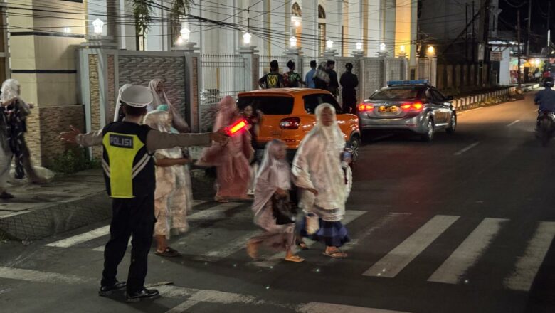 Ramadhan Aman! Polisi Atur Lalu Lintas & Jaga Ketertiban Jamaah