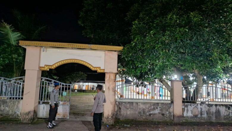 Tarawih Nyaman di Masjid At-Taqwa Kuripan, Polisi Siaga