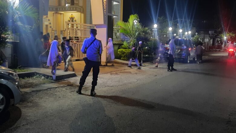 Pengamanan Sholat Tarawih di Labuapi: Polsek Siaga Jaga Ketertiban