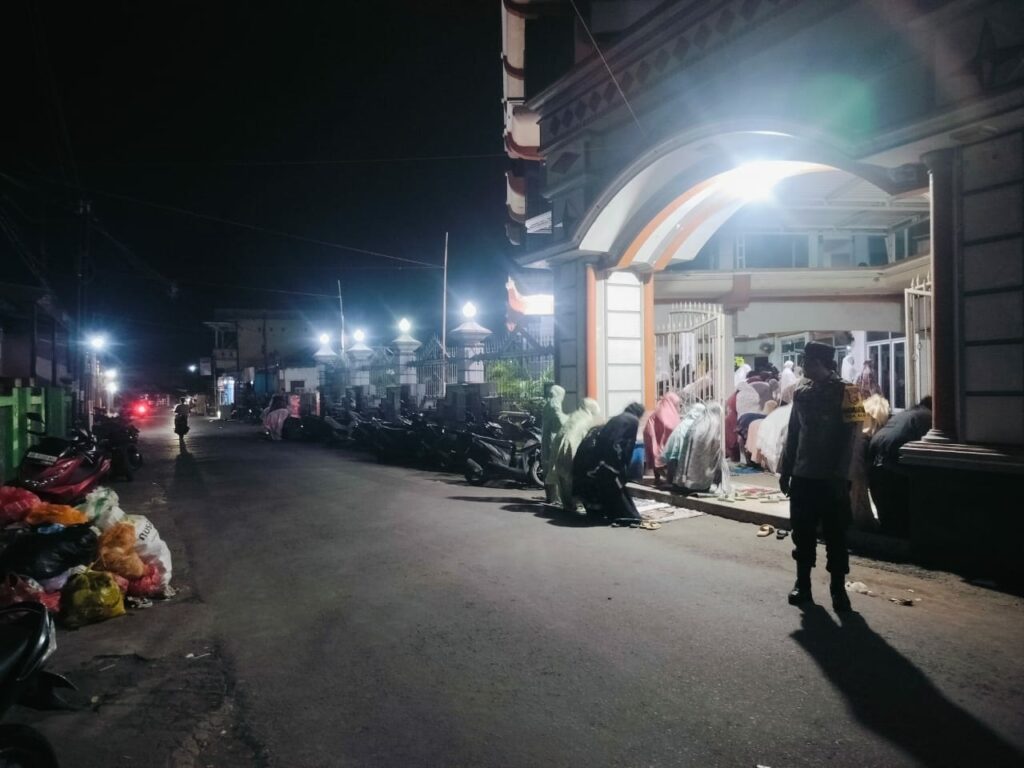 Ibadah Khusyuk! Polisi Jaga Keamanan Sholat Tarawih di Labuapi