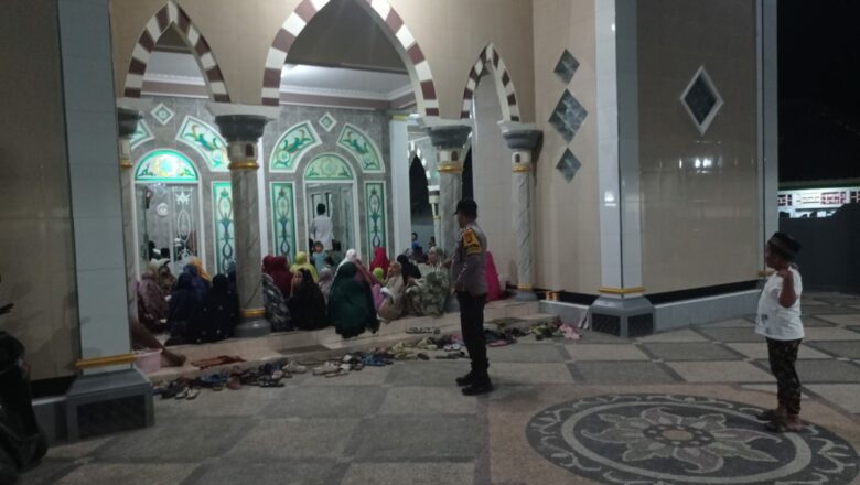 Ibadah Tarawih Makin Khusyuk, Polisi Kawal Keamanan Masjid