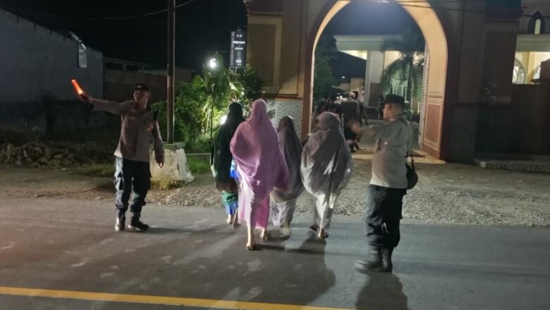 Polsek Labuapi Kawal Ibadah Tarawih, Jemaah Lebih Nyaman