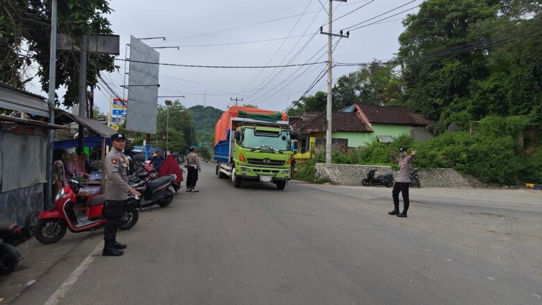 Jelang Berbuka, Polisi Kawal Ngabuburit di Simpang Tiga Lembar