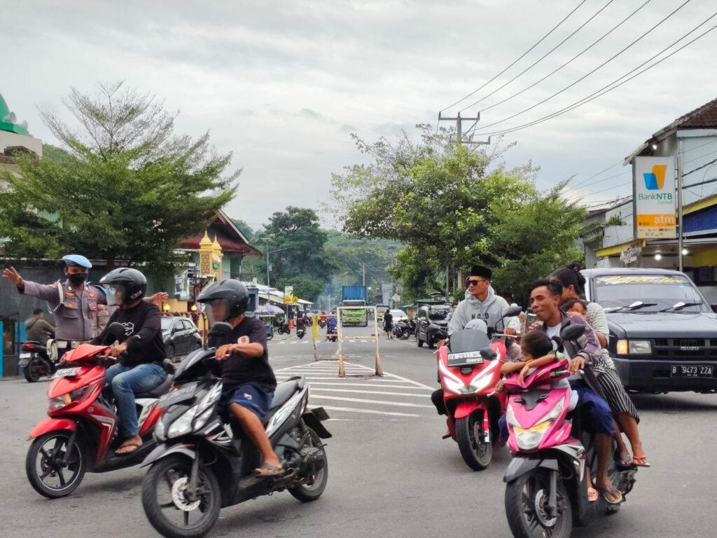 Patroli Rawan Sore Polsek Lembar, Ramadan Lebih Kondusif