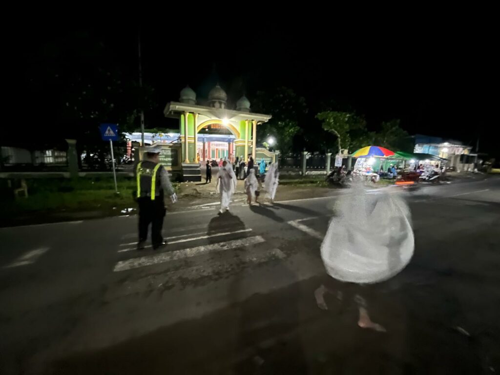 Polsek Sekotong Kawal Tarawih, Ibadah Makin Khusyuk!