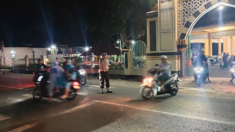 Tarawih Aman di Sekotong, Polisi Sigap Kawal Masjid