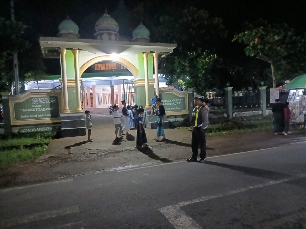 Polisi Hadir di Masjid, Sholat Tarawih di Sekotong Aman