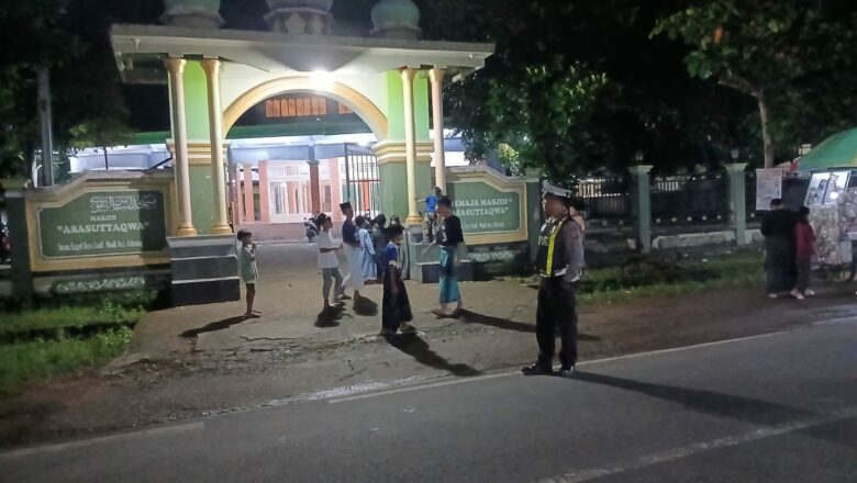 Pengamanan Ketat Tarawih di Sekotong, Jamaah Nyaman Beribadah