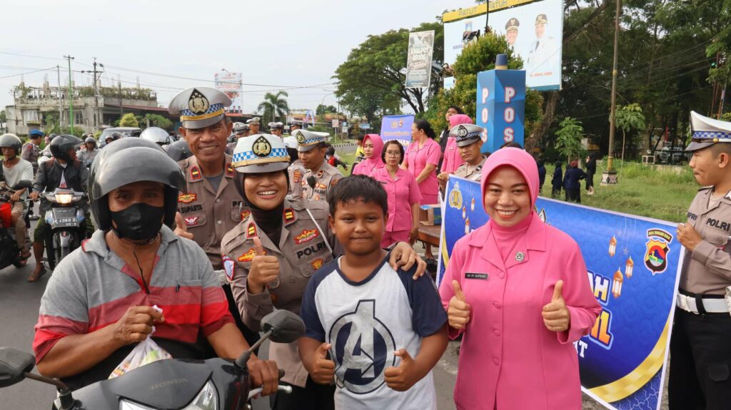 Ramadhan Berkah: Polres Lombok Barat Bagikan Takjil Gratis