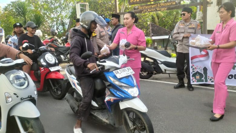 Aksi Berkah Polsek Batulayar: 300 Takjil untuk Masyarakat