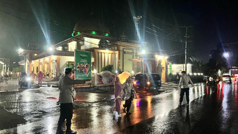 Ramadan Lancar: Polisi Kawal Tarawih di Tengah Sibuknya Pelabuhan Lembar