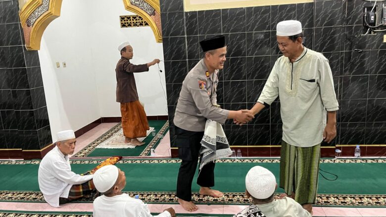 Polisi Tarawih Bersama Warga, Jaga Keamanan Ramadan di Kediri