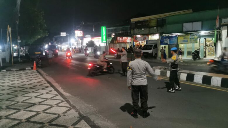 Khusyuk Beribadah! Polsek Gerung Kawal Tarawih Ramadan