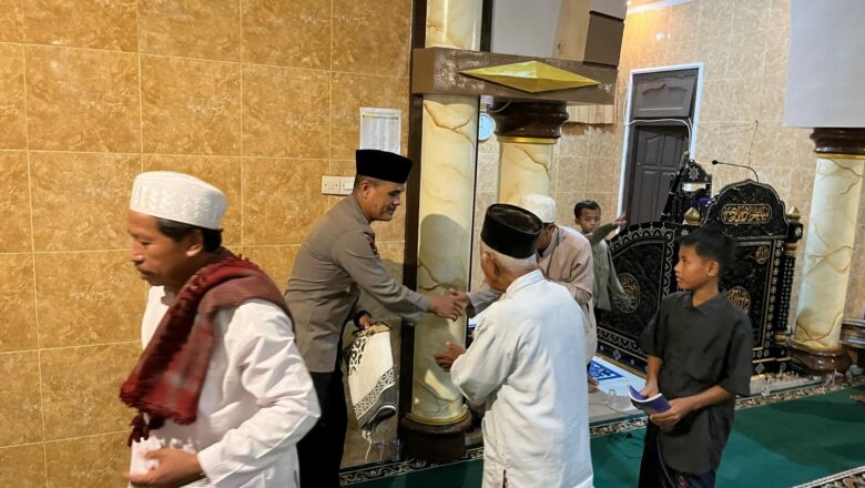 Polri Dekat dengan Umat: Kapolsek Kediri Tarawih Bersama Warga