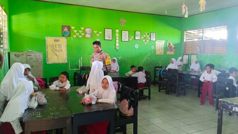 Ratusan Siswa Senyum Terima Makan Bergizi Gratis, Polisi Turut Pantau