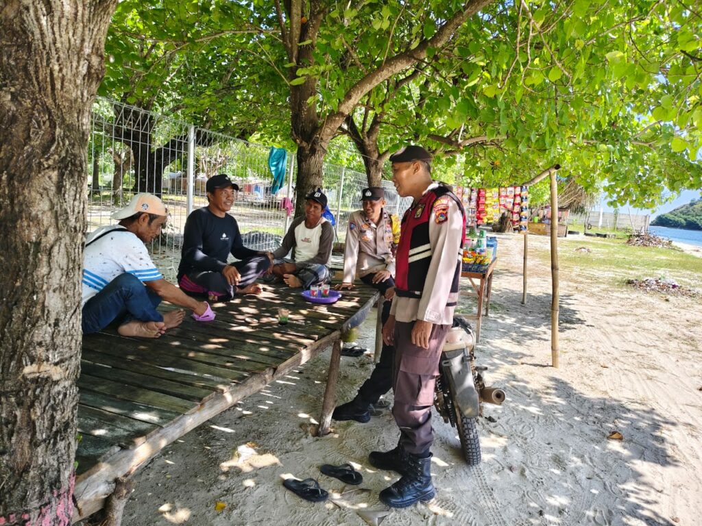 Aman Nyaman di Pantai Sekotong: Polisi Hadir dengan Himbauan Humanis