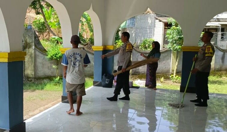 Bakti Religi Polsek Lembar: Menjaga Kebersihan, Menyatukan Iman