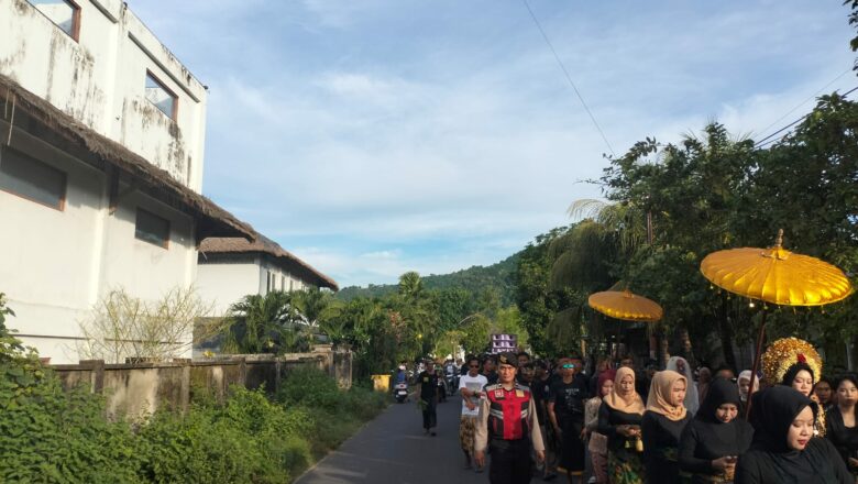 Kehadiran Polisi Jaga Kelancaran Tradisi Nyongkolan di Dusun Mekar Sari