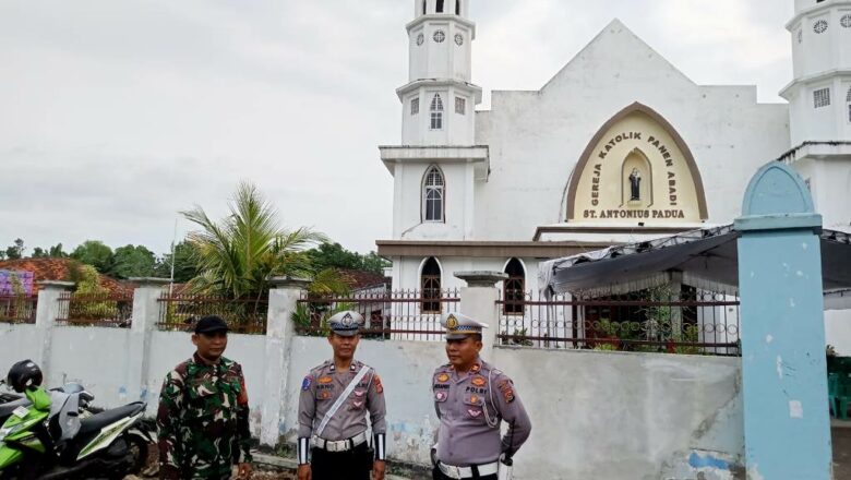 Babinsa dan Polsek Ampenan Amankan Ibadah di Gereja Katolik