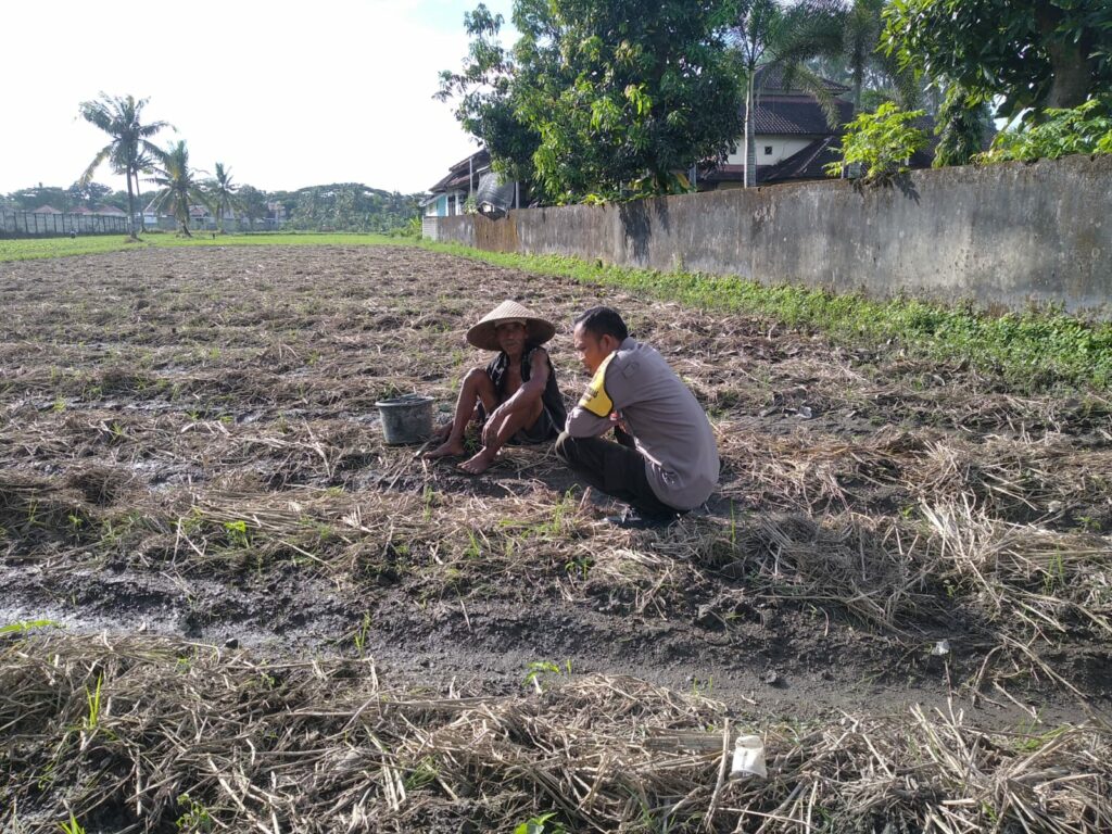 Bhabinkamtibmas Desa Kuripan Beri Motivasi Pemanfaatan Pekarangan untuk Ketahanan Pangan