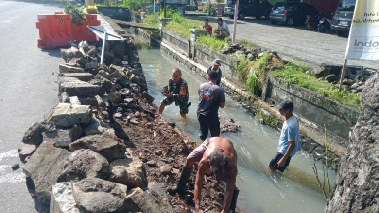 Babinsa Terjun ke Saluran Irigasi, Bukti TNI Hadir untuk Rakyat